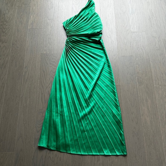 Delfi Collective LEAH Pleated One Shoulder Green Hunter Midi Dress - XS X SMALL - Picture 2 of 14